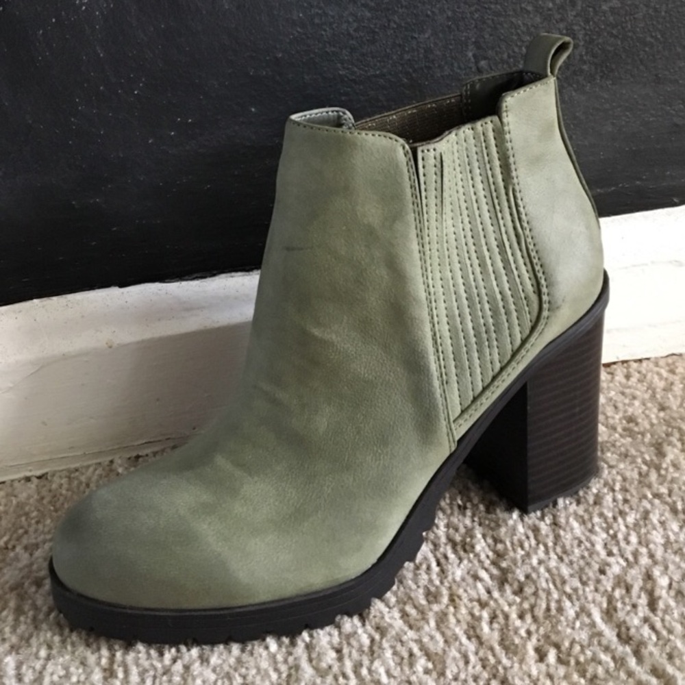 Sam and Libby Deanna boot in olive